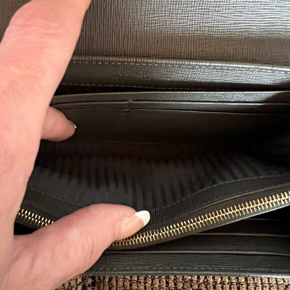 FENDI AUTHENTIC BLUSH PINK AND GRAY LEATHER ENVELOPE CONTINENTAL WALLET - Picture 7 of 10